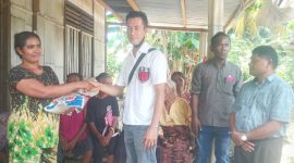 Imakulata Nona menerima bantuan sembako dari Yanto Wijaya, Ketua Perhimpunan INTI Sikka, Kamis (22/12)