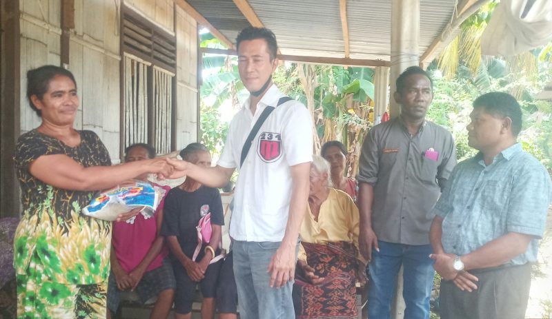 Imakulata Nona menerima bantuan sembako dari Yanto Wijaya, Ketua Perhimpunan INTI Sikka, Kamis (22/12)