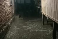 Air laut terjang pemukiman warga di Dusun Jedawair, Geliting, Kecamatan Kewapante, Minggu (25/12) dinihari Wita (foto: istimewa)