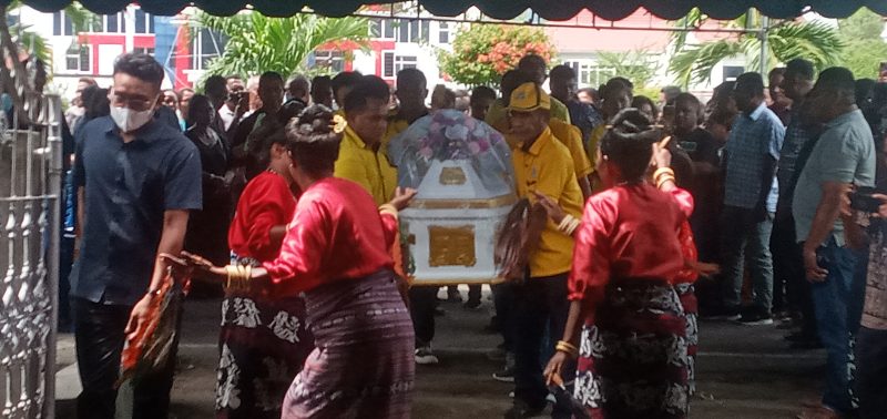 Tarian mengiringi jasad Manggela Keupung, Selasa (27/12)