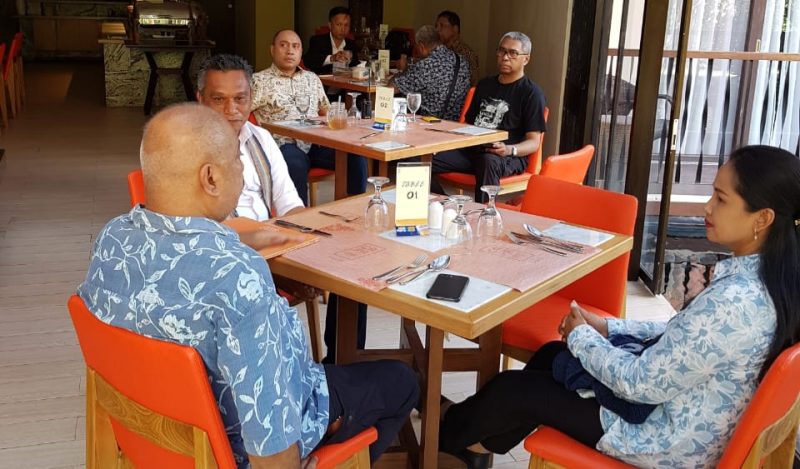 Salah satu momen pertemuan Bupati Sikka Fransiskus Roberto Diogo dan annggota DPR RI Melchias Markus Mekeng (foto: istimewa)