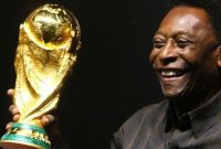 Pele memegang tropi Piala Dunia
