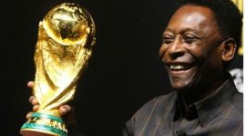 Pele memegang tropi Piala Dunia