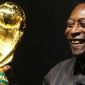 Pele memegang tropi Piala Dunia