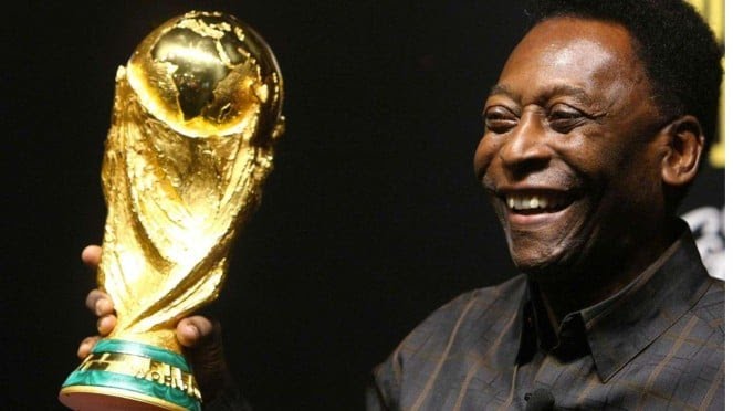 Pele memegang tropi Piala Dunia
