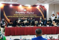 Jajaran komisioner KPU RI menandatangani berita acara rekapitulasi hasil verifikasi partai politik peserta Pemilu 2024 dalam rapat pleno, Rabu (14/12) (foto: istimewa)