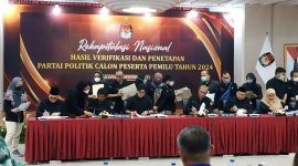 Jajaran komisioner KPU RI menandatangani berita acara rekapitulasi hasil verifikasi partai politik peserta Pemilu 2024 dalam rapat pleno, Rabu (14/12) (foto: istimewa)