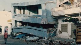 Sebuah bangunan di Kota Maumere roboh akibat gempa 30 tahun silam (foto: istimewa)