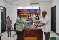 Dedy Yafet Nggi (kiri), termohon eksekusi dari AJB Bumiputera menyerahkan uang sejumlah Rp 1,5 miliar kepada Viktor Nekur selaku Kuasa Para Pemohon Eksekusi dari Kopdit Pintu Air, Kamis (1/12)