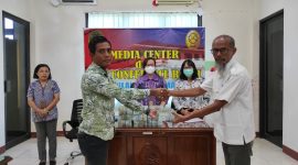 Dedy Yafet Nggi (kiri), termohon eksekusi dari AJB Bumiputera menyerahkan uang sejumlah Rp 1,5 miliar kepada Viktor Nekur selaku Kuasa Para Pemohon Eksekusi dari Kopdit Pintu Air, Kamis (1/12)