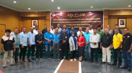Pimpinan partai politik di Kabupaten Sikka pose bersama usai tahapan uji publik rancangan dapil, Sabtu (10/12) di Hotel Sylvia Maumere 