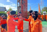 Pemasangan tanda siaga kepada personil Basarnas Maumere yang terlibat pada Siaga SAR Khusus Natal dan Tahun Baru, Senin (19/12)