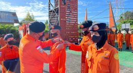 Pemasangan tanda siaga kepada personil Basarnas Maumere yang terlibat pada Siaga SAR Khusus Natal dan Tahun Baru, Senin (19/12)