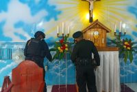 Tim Jibom Batalyon B Pelopor Maumere melakukan sterilisasi gereja, Sabtu (24/12) (foto: istimewa)