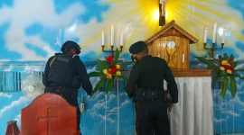 Tim Jibom Batalyon B Pelopor Maumere melakukan sterilisasi gereja, Sabtu (24/12) (foto: istimewa)