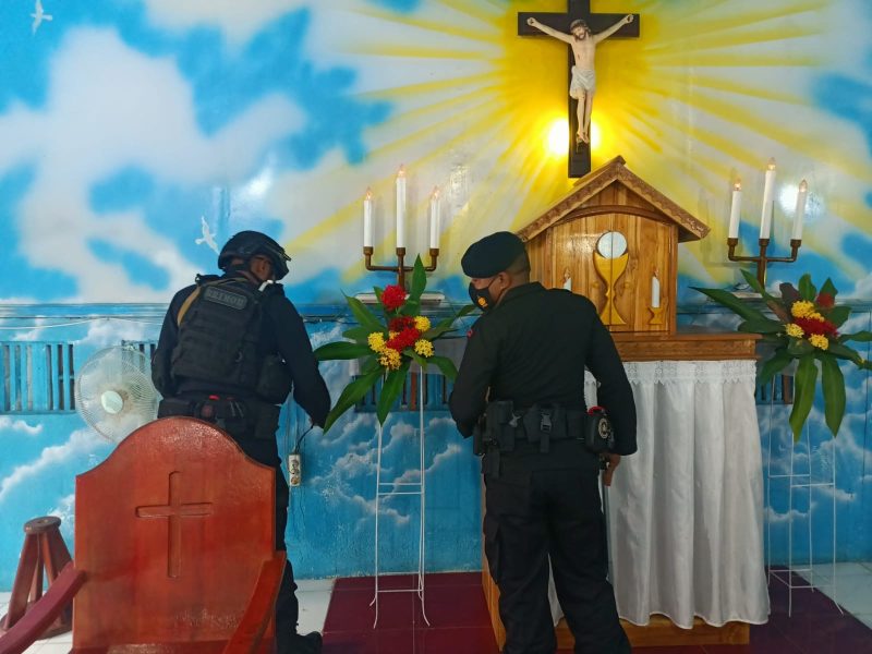 Tim Jibom Batalyon B Pelopor Maumere melakukan sterilisasi gereja, Sabtu (24/12) (foto: istimewa)