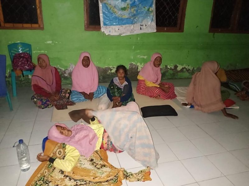 Suasana warga Semparong di tempat pengungsian, Senin (26/12) (foto: istimewa)