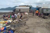 Warga Desa Nangahale didampingi Babinsa Nangahale membangun tanggul darurat, Senin (26/12) (foto: istimewa)