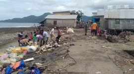 Warga Desa Nangahale didampingi Babinsa Nangahale membangun tanggul darurat, Senin (26/12) (foto: istimewa)