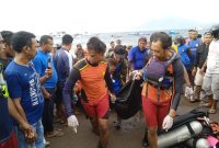 Tim SAR Gabungan mengevakuasi korban ke RSUD dr Hendrikus Fernandez Larantuka, Sabtu (31/12) 