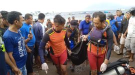 Tim SAR Gabungan mengevakuasi korban ke RSUD dr Hendrikus Fernandez Larantuka, Sabtu (31/12) 