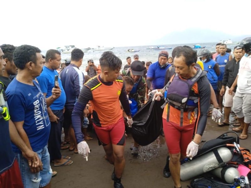 Tim SAR Gabungan mengevakuasi korban ke RSUD dr Hendrikus Fernandez Larantuka, Sabtu (31/12) 