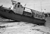 Sebuah motor boat terlempar ke darat akibat gelombang tsunami yang melanda Kota Maumere, Sabtu, 12 Desember 1992 (foto istimewa)
