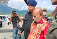 Gubernur Papua Lukas Enembe digiring naik mobil Tim KPK, usai ditangkap di salah satu rumah makan di Jayapura, Selasa (10/1) (foto: istimewa)