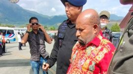 Gubernur Papua Lukas Enembe digiring naik mobil Tim KPK, usai ditangkap di salah satu rumah makan di Jayapura, Selasa (10/1) (foto: istimewa)