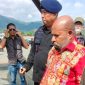 Gubernur Papua Lukas Enembe digiring naik mobil Tim KPK, usai ditangkap di salah satu rumah makan di Jayapura, Selasa (10/1) (foto: istimewa)