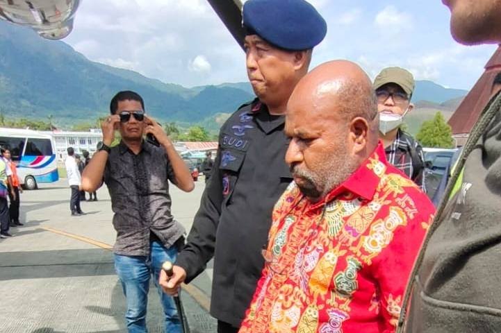 Gubernur Papua Lukas Enembe digiring naik mobil Tim KPK, usai ditangkap di salah satu rumah makan di Jayapura, Selasa (10/1) (foto: istimewa)