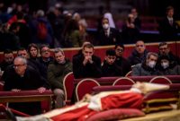 Ribuan orang telah memberi penghormatan kepada Paus Emeritus Benediktus XVI pada pembaringannya di Vatikan