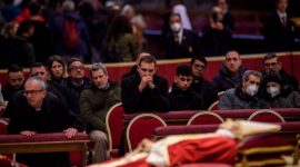 Ribuan orang telah memberi penghormatan kepada Paus Emeritus Benediktus XVI pada pembaringannya di Vatikan