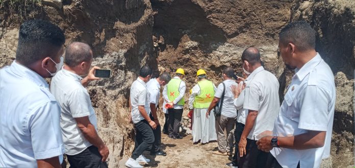 Bupati Sikka Fransiskus Roberto Diogo dan Uskup Maumere melakukan peletakkan pertama pembangunan menara lonceng pada 2 Pebruari 2022 lalu