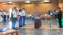 Ketua KPU Sikka Yohanes Kristotomus Feri melantik 105 anggota Panitia Pemilihan Kecamatan, Rabu (4/1)