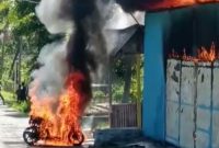 Yamaha Mio Soul dibakar gara-gara pertengkaran pasangan suami istri di Desa Lela, Sabtu (7/1) (foto: istimewa)