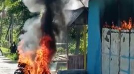 Yamaha Mio Soul dibakar gara-gara pertengkaran pasangan suami istri di Desa Lela, Sabtu (7/1) (foto: istimewa)