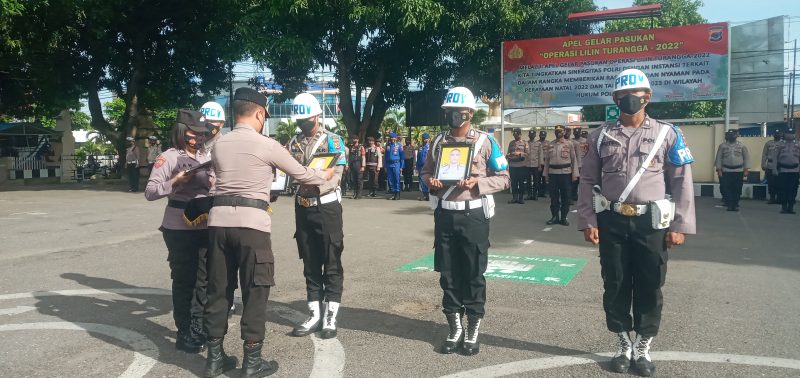 Upacara pemberhentian tidak dengan hormat kepada 2 anggota Polres Sikka, Senin (9/1)