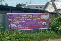 Spanduk penolakan Anis Baswedan di perempatan Jalan Lingkar Luar