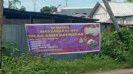 Spanduk penolakan Anis Baswedan di perempatan Jalan Lingkar Luar