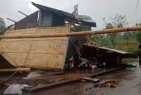 Rumah warga di Kecamatan Kangae dihantam angin puting beliung pada Nopember 2023 lalu (foto: istimewa) 