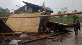 Rumah warga di Kecamatan Kangae dihantam angin puting beliung pada Nopember 2023 lalu (foto: istimewa) 