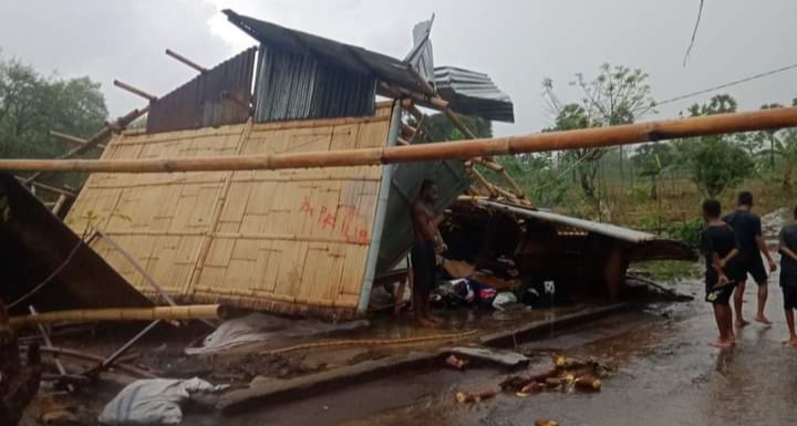 Rumah warga di Kecamatan Kangae dihantam angin puting beliung pada Nopember 2023 lalu (foto: istimewa) 