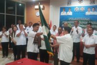 Ketua Kadin NTT Bobby Liyanto menyerahkan petaka Kadin kepada Ketua Kadin Sikka Harry Japira, Rabu (17/1)