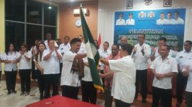 Ketua Kadin NTT Bobby Liyanto menyerahkan petaka Kadin kepada Ketua Kadin Sikka Harry Japira, Rabu (17/1)