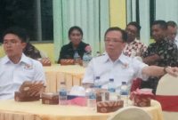 Michael Wang (kiri) dan Adi Suhartono, mengikuti acara pelantikan Pengurus Kadin Sikka, Selasa (17/1), di Hotel Wailiti