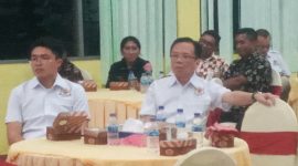 Michael Wang (kiri) dan Adi Suhartono, mengikuti acara pelantikan Pengurus Kadin Sikka, Selasa (17/1), di Hotel Wailiti