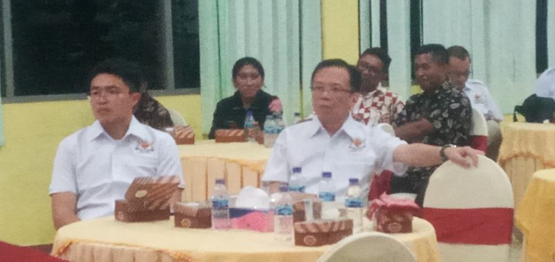 Michael Wang (kiri) dan Adi Suhartono, mengikuti acara pelantikan Pengurus Kadin Sikka, Selasa (17/1), di Hotel Wailiti