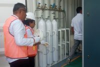 Bupati Sikka Fransiskus Roberto Diego melihat dari dekat mesin generator oksigen bantuan Kadin Indonesia, Rabu (18/1)