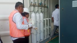 Bupati Sikka Fransiskus Roberto Diego melihat dari dekat mesin generator oksigen bantuan Kadin Indonesia, Rabu (18/1)